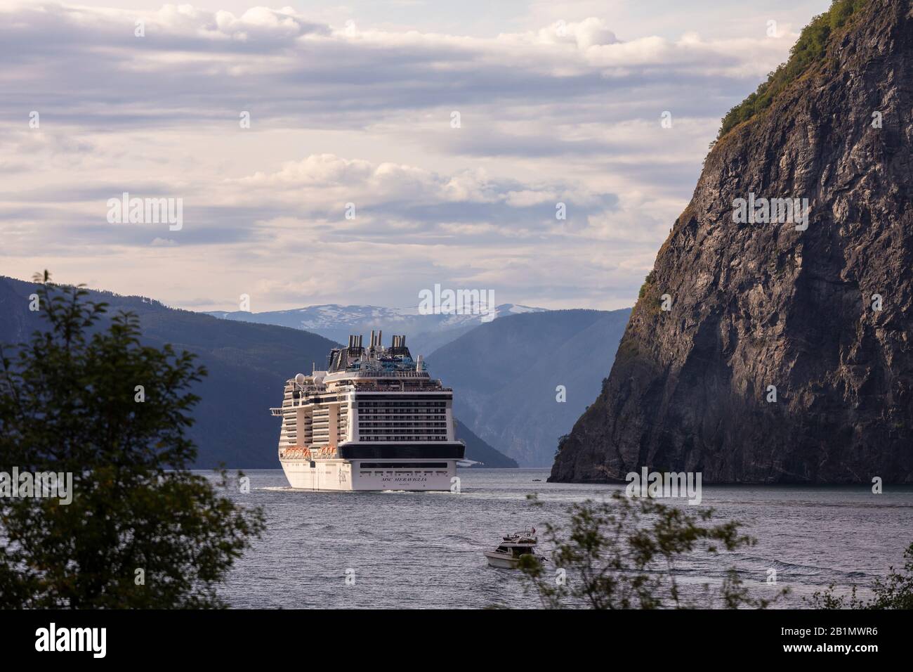 UNDREDAL, NORVEGIA - nave da crociera MSC Meraviglia sul fiordo Aurlandsfjorden. Foto Stock