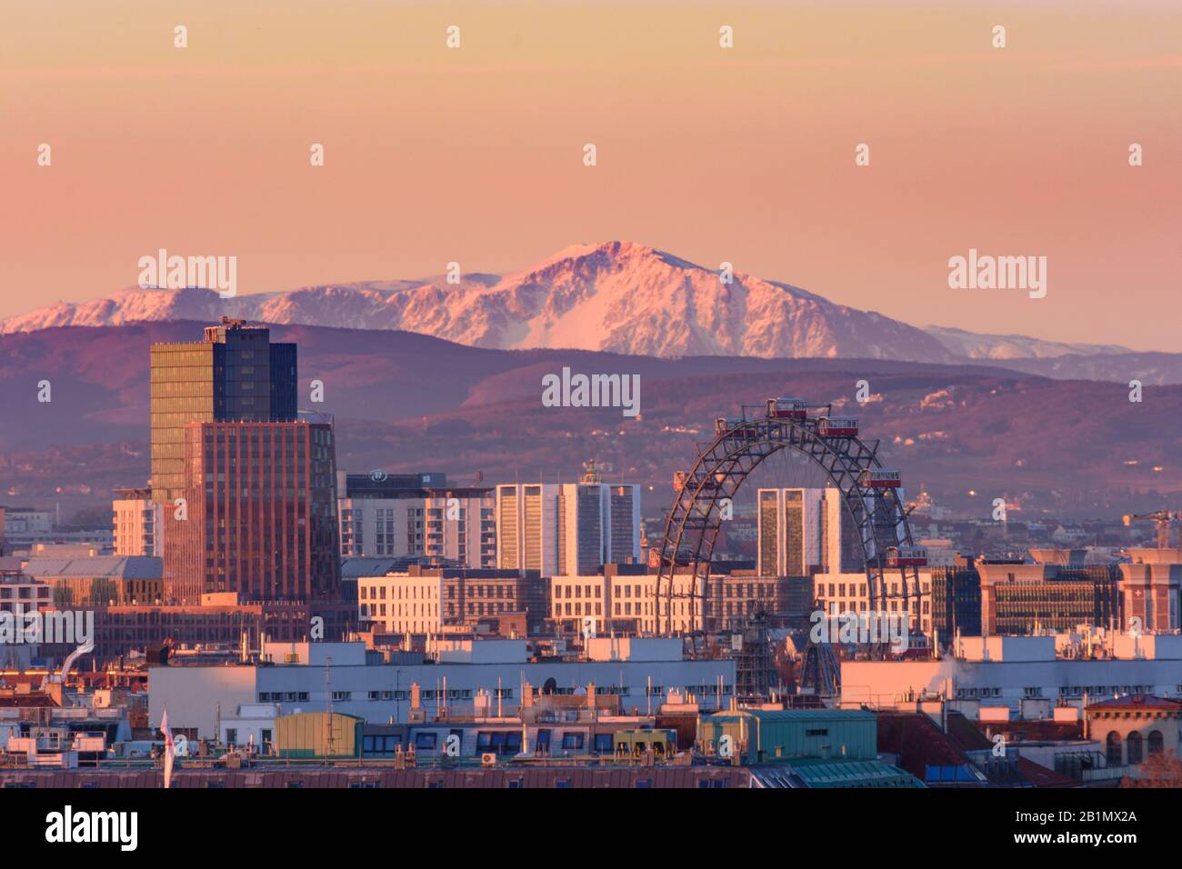 Vienna, Vienna: Ruota panoramica a Prater, montagna Schneeberg, alta torre della città di Vienna con Justizzentrum Wien Mitte in 00. Panoramica, Wien, Austria Foto Stock