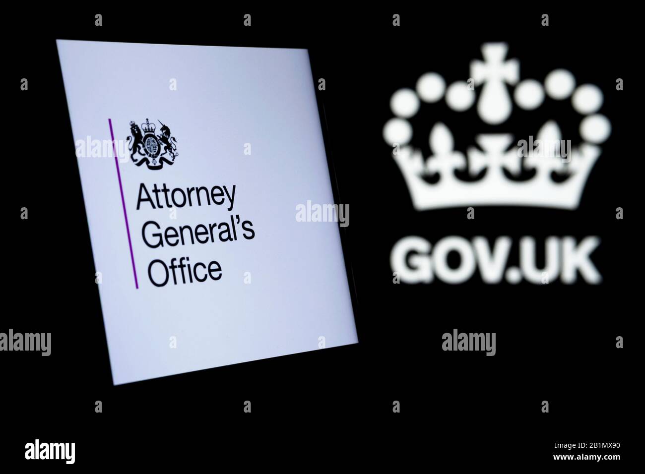 Logo UK Attorney General's Office che si illumina sullo schermo dello smartphone e logo gov.uk sullo sfondo scuro sfocato. Concetto per il reparto governativo. Foto Stock