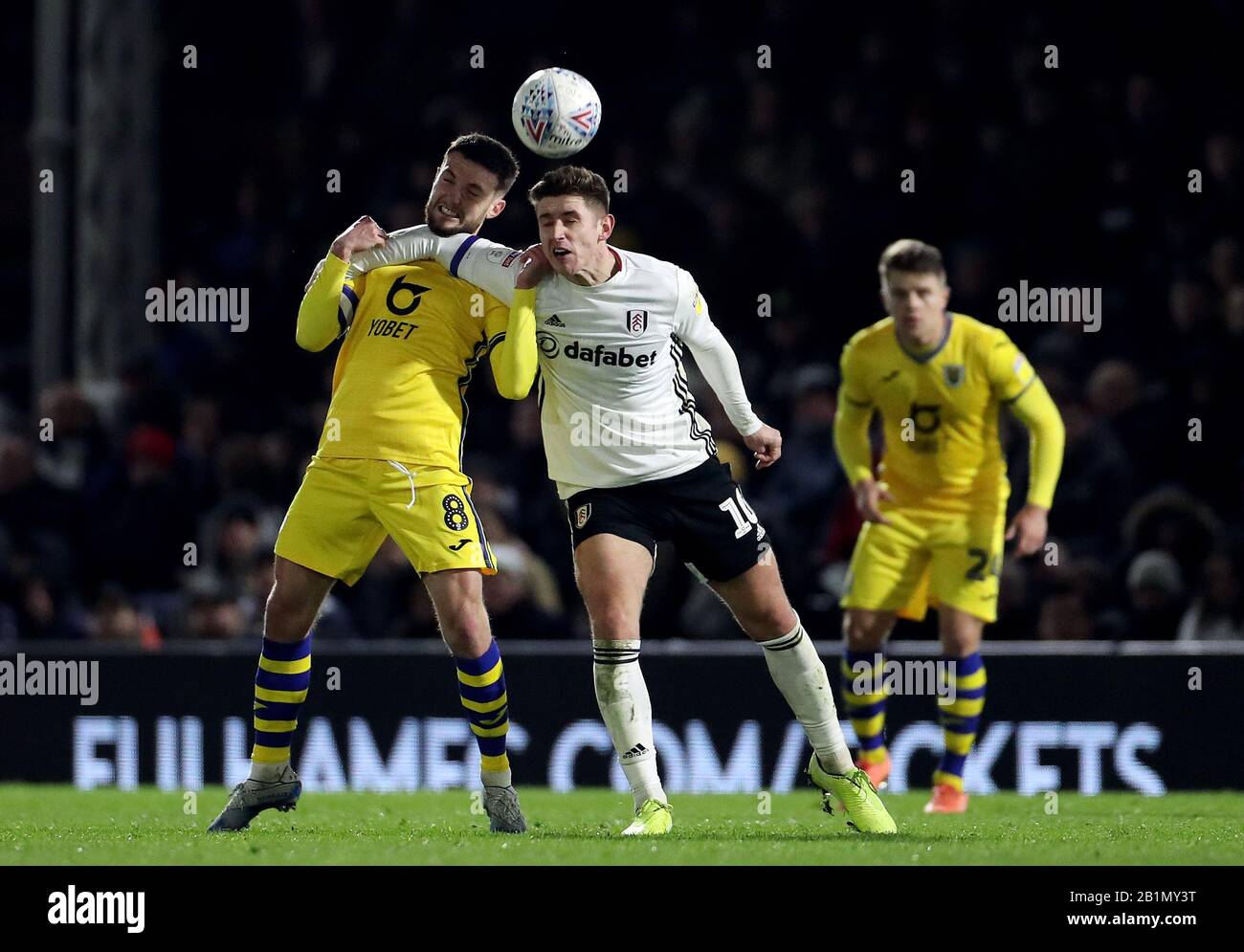 Matt Grimes di Swansea City e Tom Cairney di Fulham (a destra) combattono per la palla durante la partita Sky Bet Championship a Craven Cottage, Londra. Foto Stock