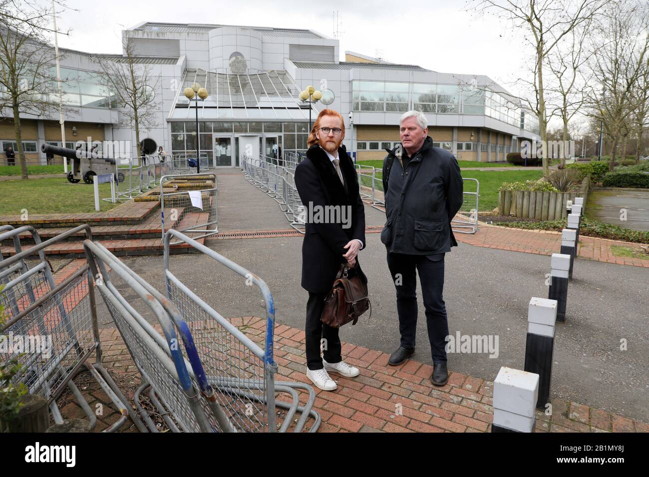 Londra, Gran Bretagna. 26th Feb, 2020. Editor-in-Chief di WikiLeaks Kristinn Hrafnsson (R) attende al di fuori di un tribunale a Londra, in Gran Bretagna, il 26 febbraio 2020. Un tribunale di Londra ha iniziato lunedì un'audizione legale per decidere se il fondatore di WikiLeaks Julian Assange debba essere estradato negli Stati Uniti. Credito: Tim Irlanda/Xinhua/Alamy Live News Foto Stock