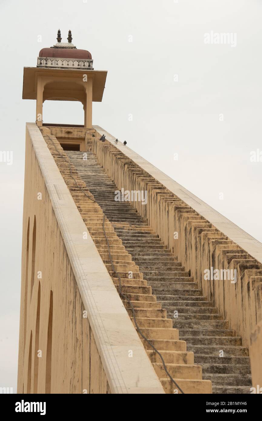 Il Jantar Mantar è una collezione di diciannove strumenti astronomici architettonici costruiti dal re Sawai Jai Singh II di Maratha Rajput, il fondatore Foto Stock