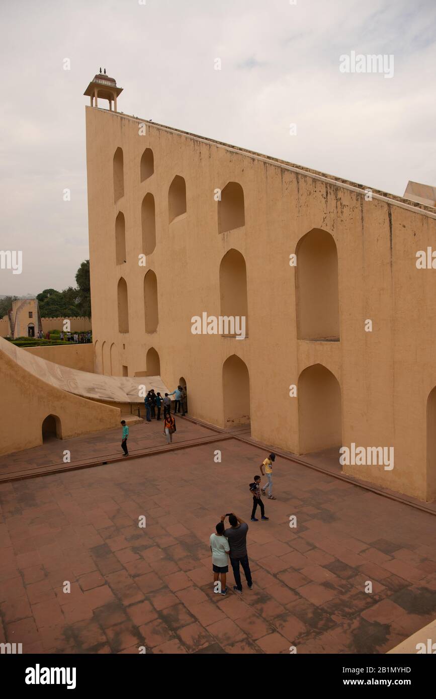 Il Jantar Mantar è una collezione di diciannove strumenti astronomici architettonici costruiti dal re Sawai Jai Singh II di Maratha Rajput, il fondatore Foto Stock
