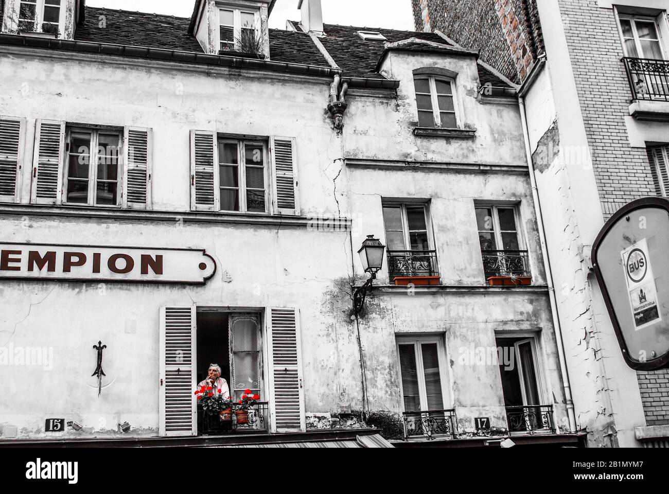 Tipica scena Parisien a Monmartre, Parigi intorno al retro del Sacre Coeur, un edificio tradizionale con un uomo che fuma alla finestra francese. Foto Stock