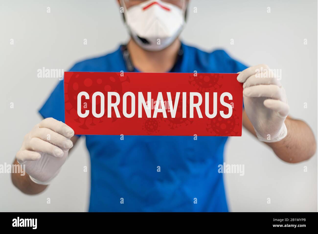 Concetto di quarantena del coronavirus. Mers-Cov. Nuovo coronavirus (2019-nCoV). Medico con una maschera facciale la carta rossa con la parola coronavirus. Foto Stock