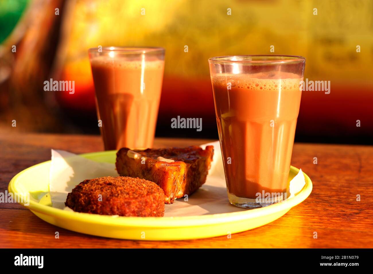 Tè di stile indiano con snack serale in un colore vivace da vicino Foto Stock