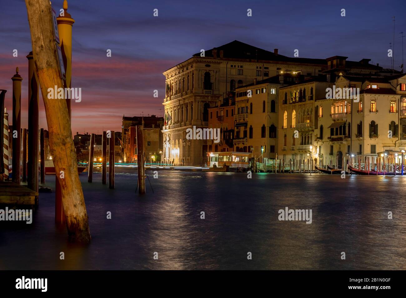 Vista notturna del Canal Grande di Venezia. Italia Foto Stock