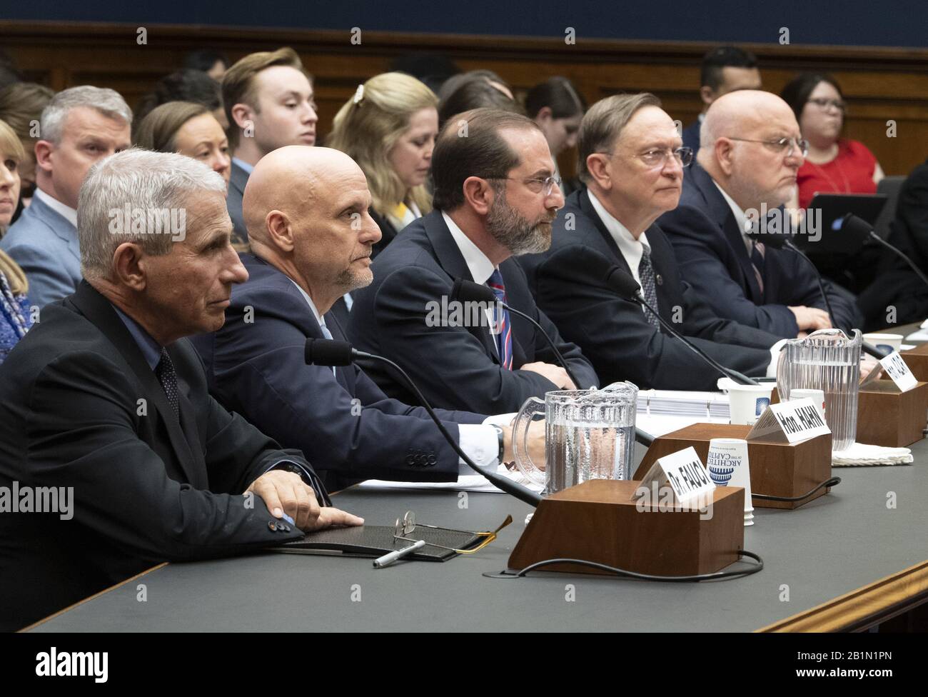 Washington, Stati Uniti. 26th Feb, 2020. Da sinistra a destra, Anthony Fauci, direttore dell'Istituto Nazionale NIH per le malattie infettive e le allergie; Stephen M. Hahn, commissario per l'alimentazione e la droga presso la Food and Drug Administration; Alex Azar, Segretario per la Salute e i servizi umani (HHS), Robert Kadlec, Assistente Segretario per la preparazione e la Risposta di HHS e Robert R. Redfield, Direttore dei Centers.for Disease Control and Prevention, testimoniano sul Coronavirus durante un'audizione del Comitato per l'energia e il Commercio della Casa su Capitol Hill a Washington, DC. Credito: Upi/Alamy Live News Foto Stock