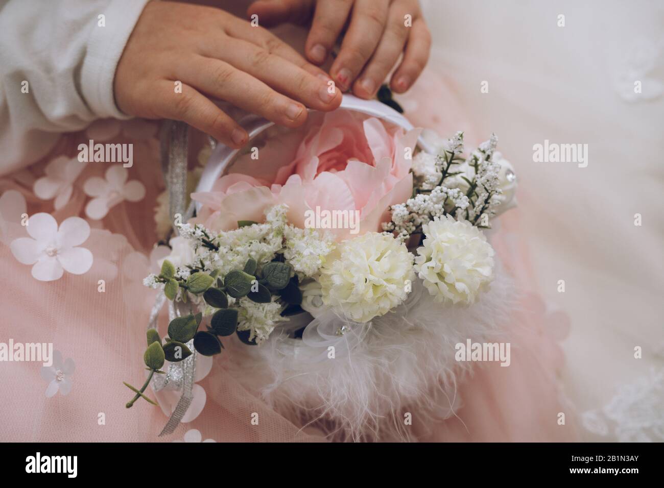 Un closeup di una ragazza di fiori o bridesmaids bouquet di fiori per un matrimonio Foto Stock