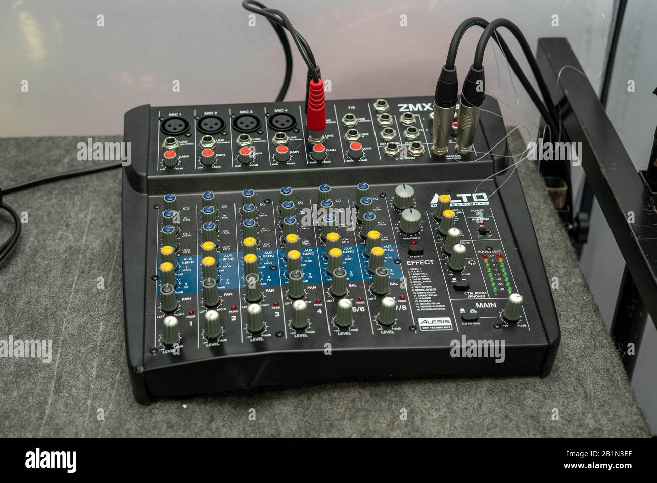 Un DJ mixing board o mixing deck con cavi Foto Stock