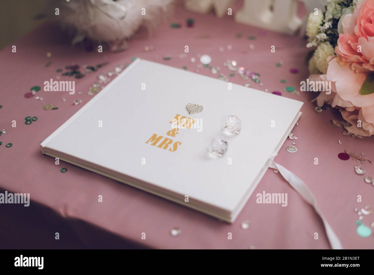 Un libro per gli ospiti del matrimonio con MR e Mrs scritto sulla copertina circondata da glitter e decorazione, utilizzato per gli ospiti del matrimonio di firmare Foto Stock