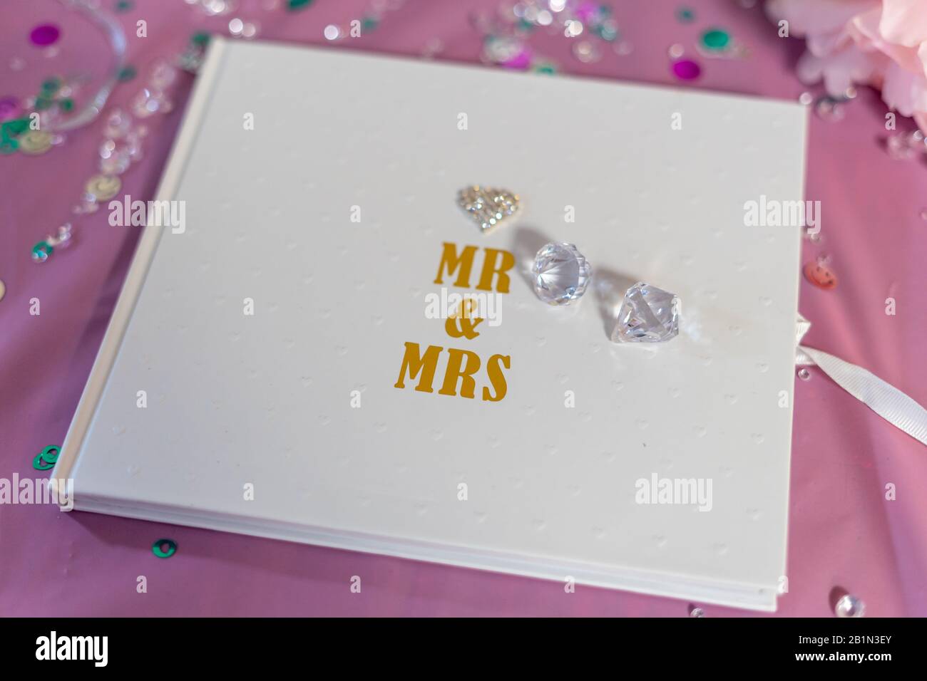 Un libro per gli ospiti del matrimonio con MR e Mrs scritto sulla copertina circondata da glitter e decorazione, utilizzato per gli ospiti del matrimonio di firmare Foto Stock