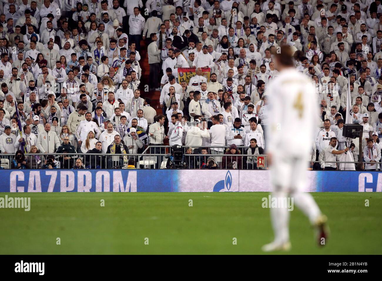 Tifosi del Real Madrid in stand durante la partita di 16 prima tappa della UEFA Champions League al Santiago Bernabeu di Madrid. Foto Stock