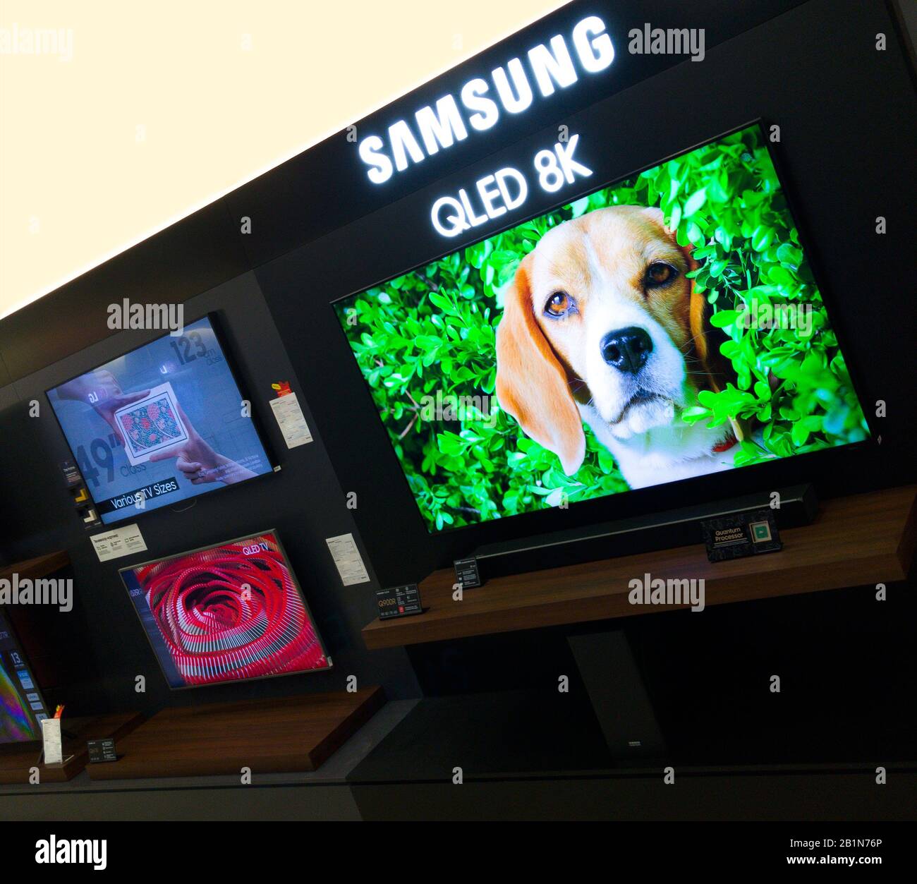 2020: Samsung QLED UHD 8k, mostra l'immagine demo in un negozio elettronico Foto Stock