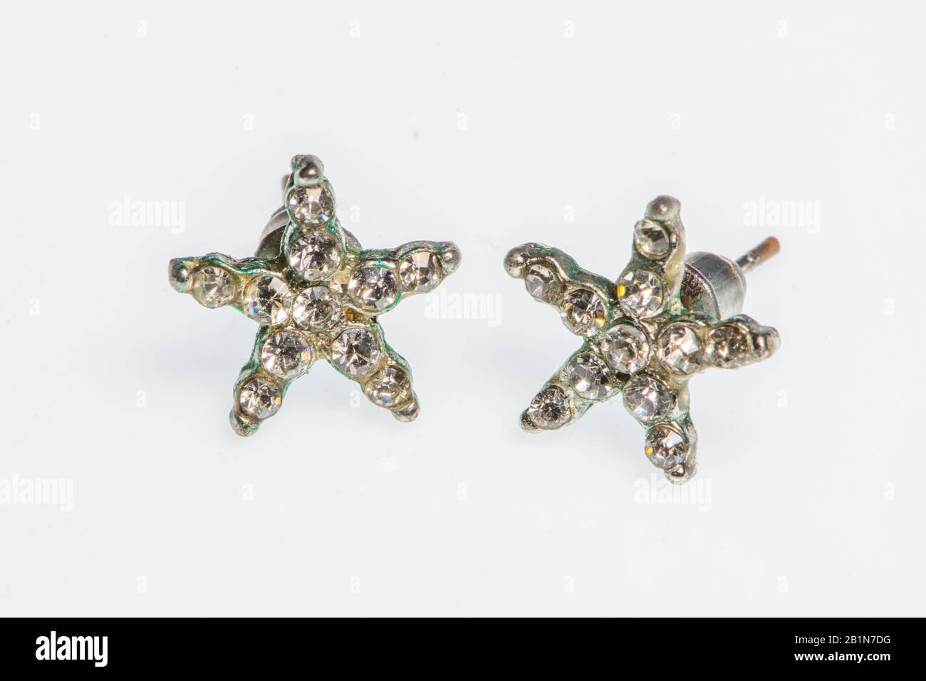 Coppia di orecchini in argento con diamanti, fotografia di dettaglio di gioielli Foto Stock