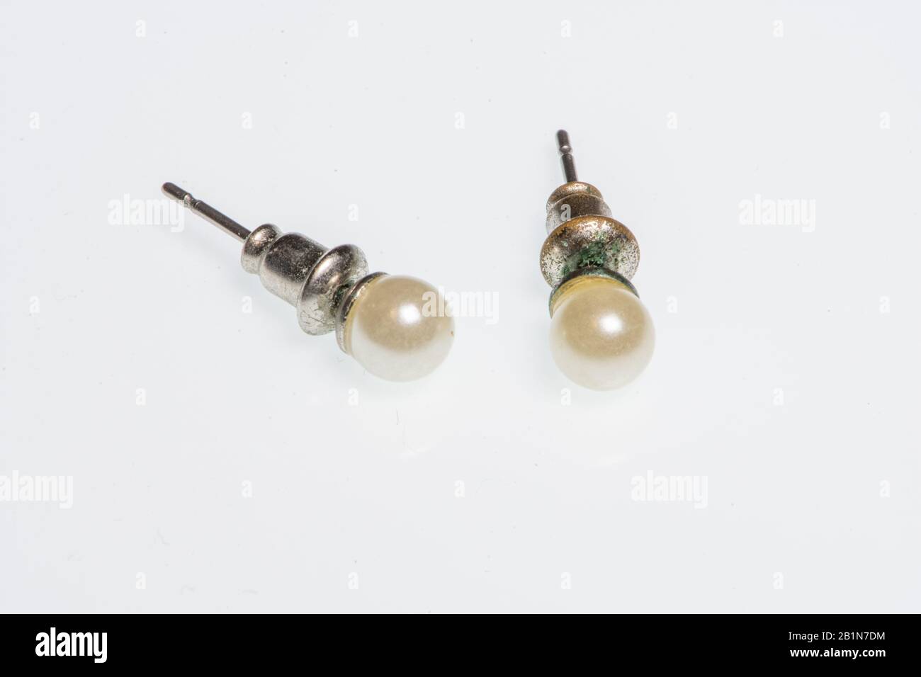 Coppia di orecchini in argento con piccola perla, particolare immagine di gioiello Foto Stock
