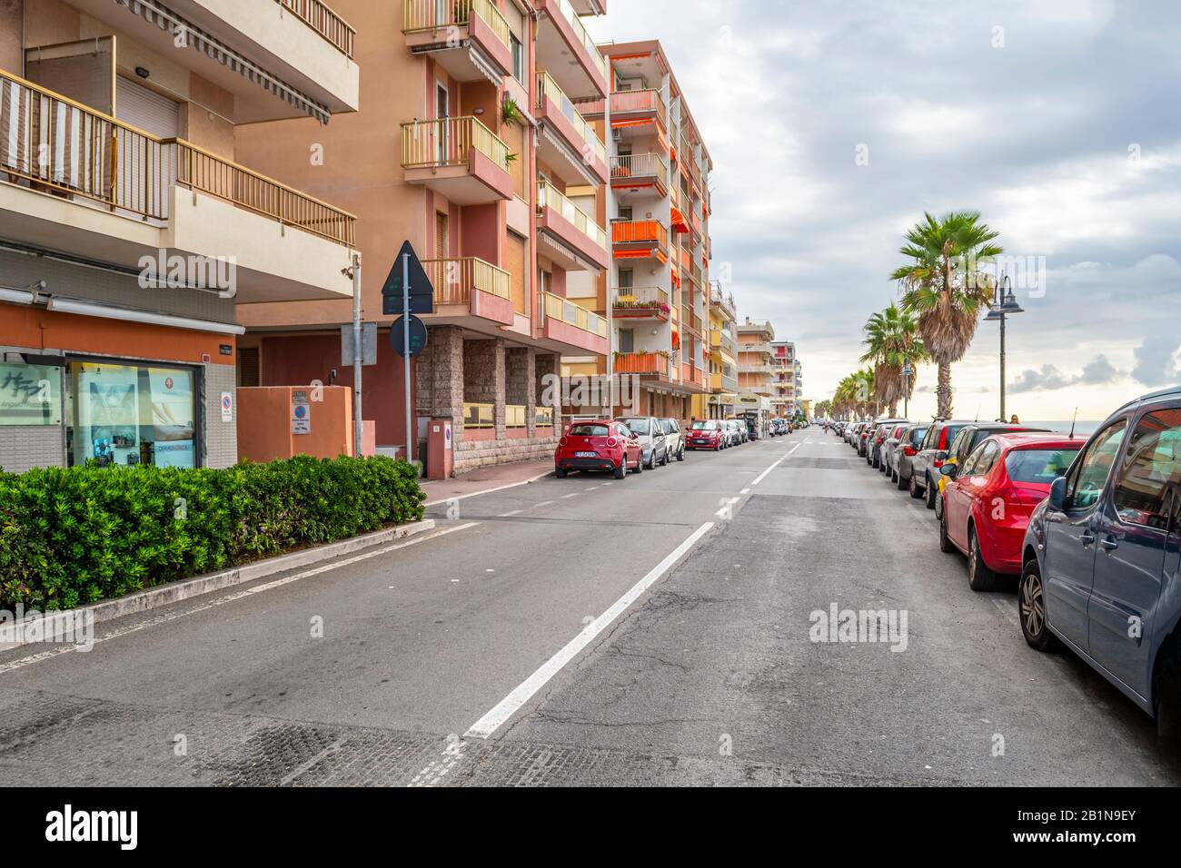 Parcheggio auto lungo la strada principale che costeggia il litorale del Mar Mediterraneo nella città di Ventimiglia, Italia, sulla costa mediterranea. Foto Stock