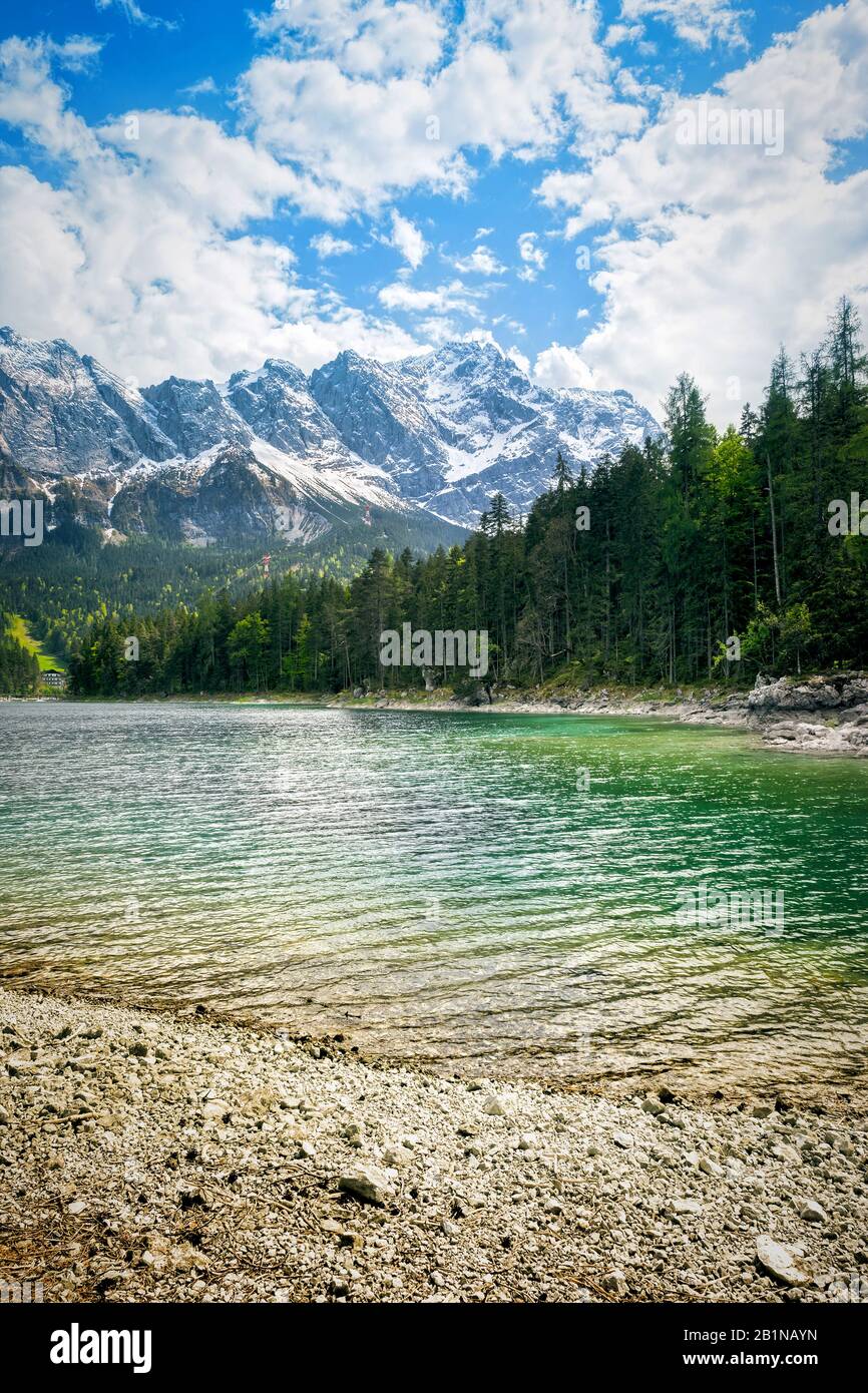 Lago Eibsee con Zugspitze in background, Germania, Baviera Foto Stock