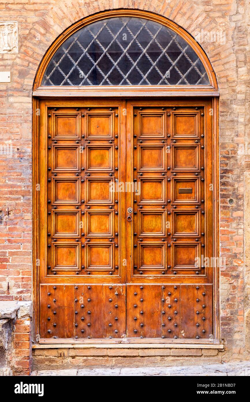 Porta in legno a Siena, Italia, Toscana, Siena Foto Stock