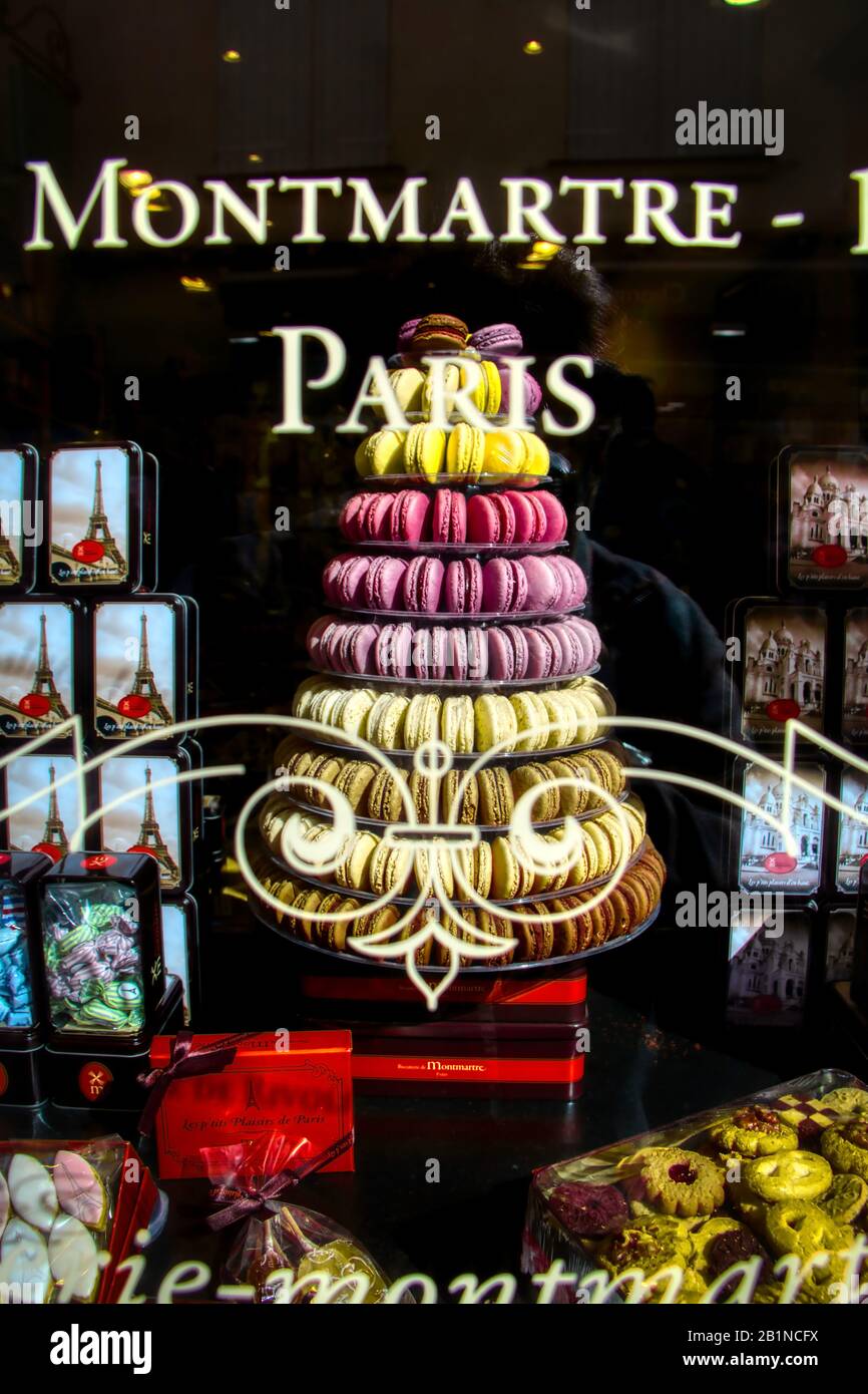 Parigi, Francia - 20 settembre 2019: Vetrina di un biscotto situato nel quartiere di Montmartre, a Parigi, dove è possibile acquistare deliziosi macaron Foto Stock