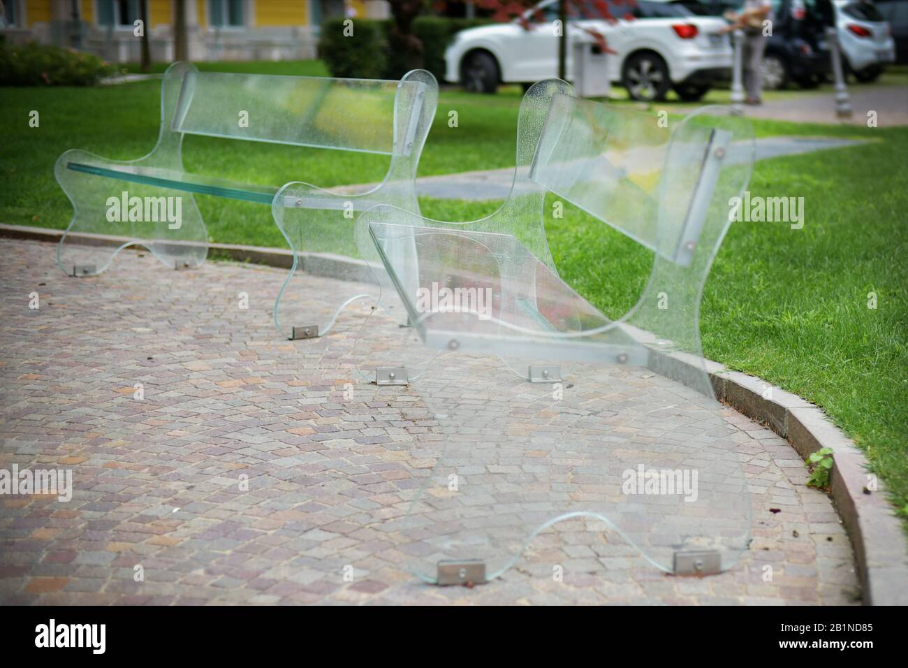 Panca ecologica trasparente in un parco divertimenti Foto Stock