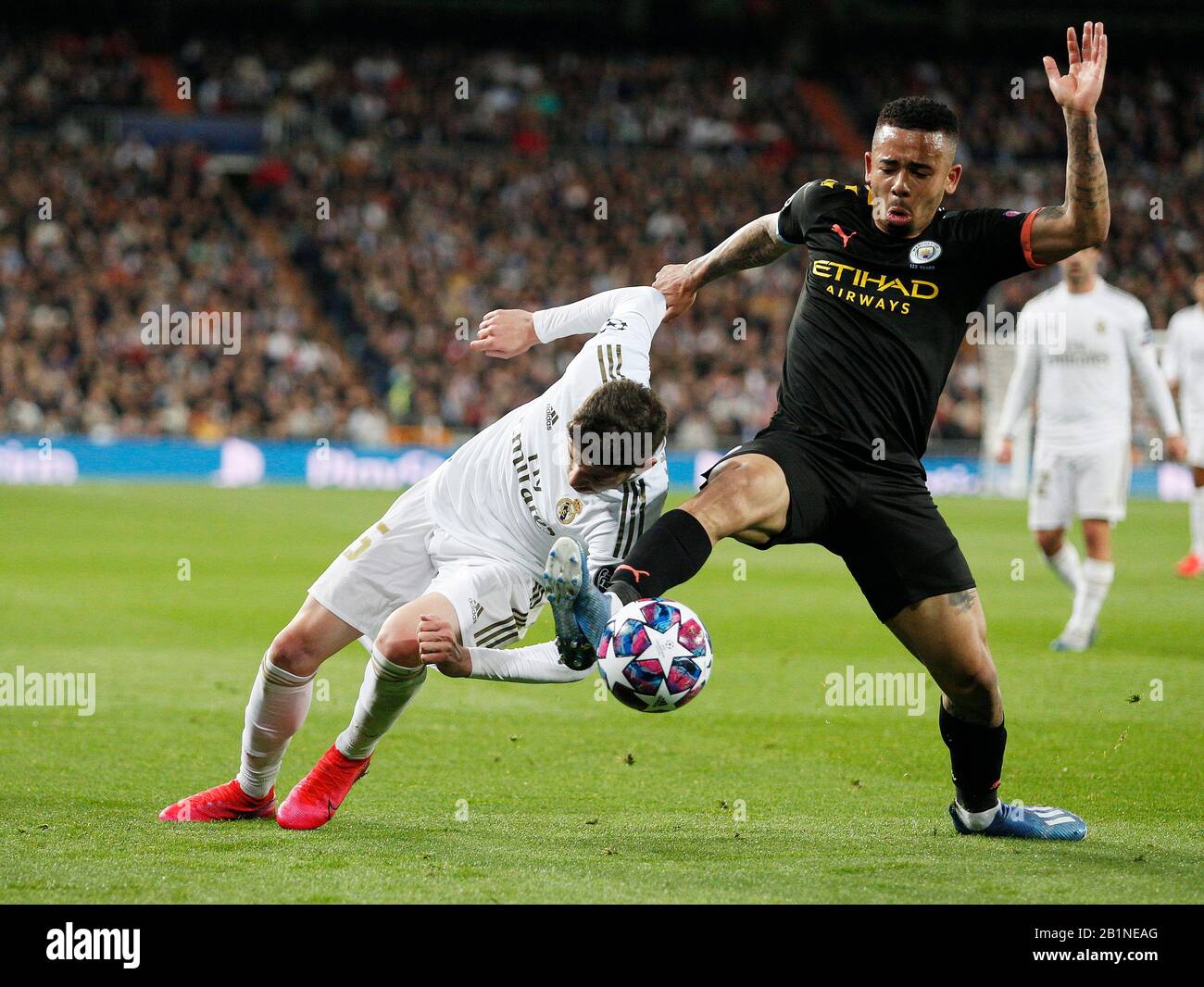 Gabriel Jesus of Manchester City e Fede Valverde del Real Madrid CF competono per la palla durante la partita UEFA Champions League, turno di 16 prima tappa tra il Real Madrid e Manchester City allo stadio Santiago Bernabeu.(Punteggio finale: Real Madrid 1-2 Manchester City) Foto Stock