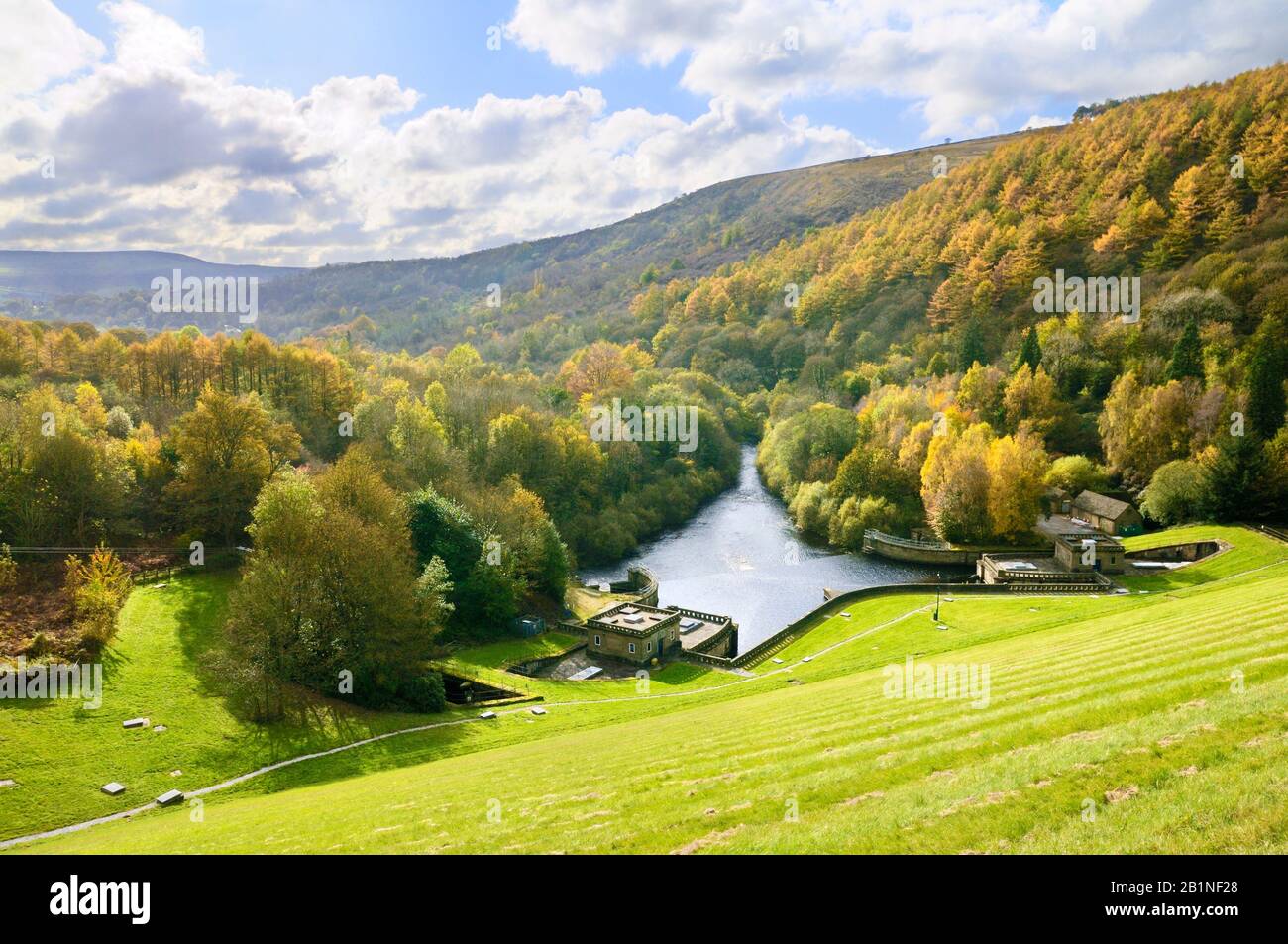 Soleggiato paesaggio autunnale a Ladybower Reservoir che mostra le Case valvola di overflow sotto la diga, Peak District National Park, Derbyshire, Inghilterra, Regno Unito Foto Stock