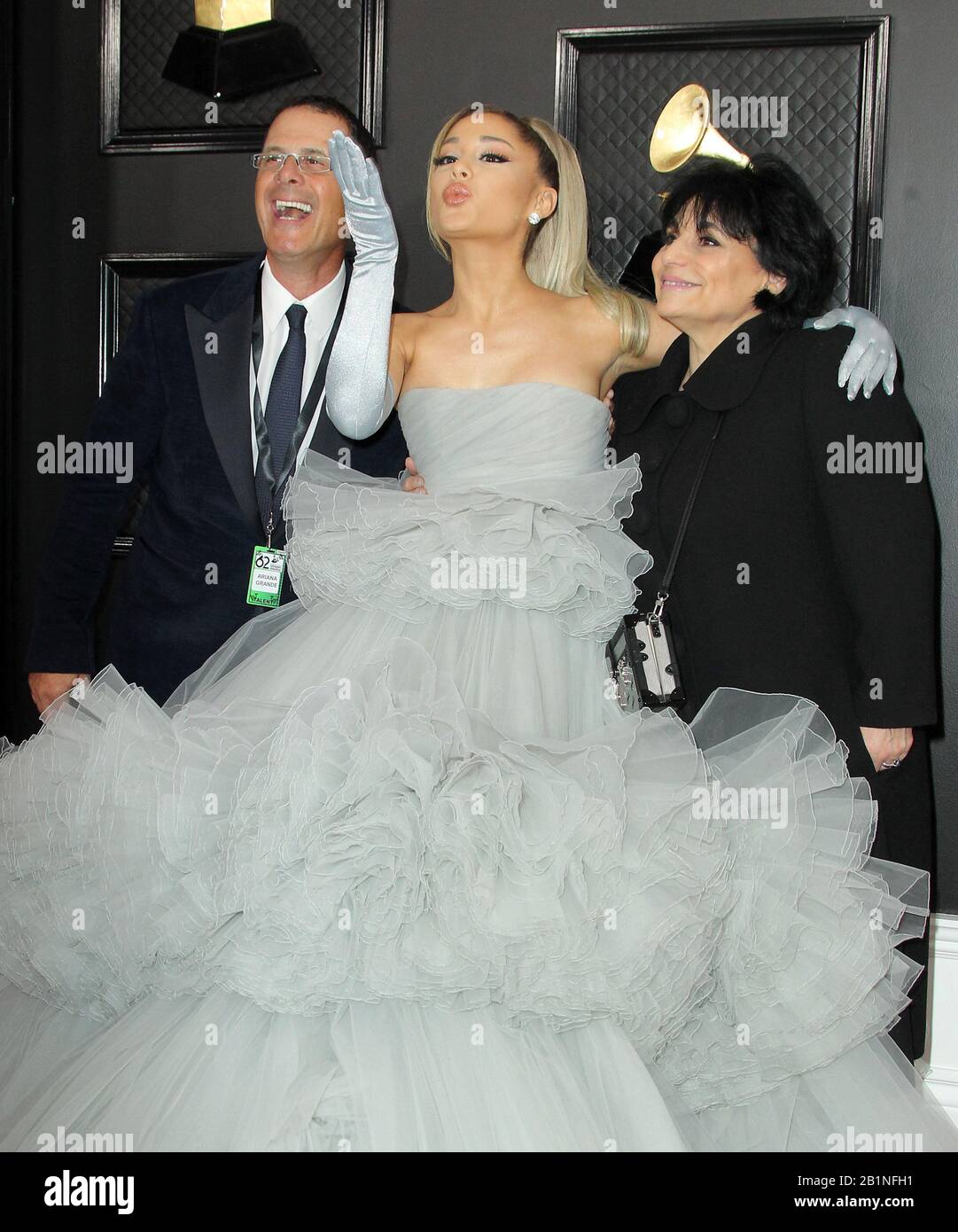 62nd Annual GRAMMY Awards Arrivi 2020 tenuti presso lo Staples Center di Los Angeles, California. Con: Ariana Grande, Joan Grande, Edward Butera Dove: Los Angeles, California, Stati Uniti Quando: 26 Jan 2020 Credit: Adriana M. Barraza/Wenn Foto Stock