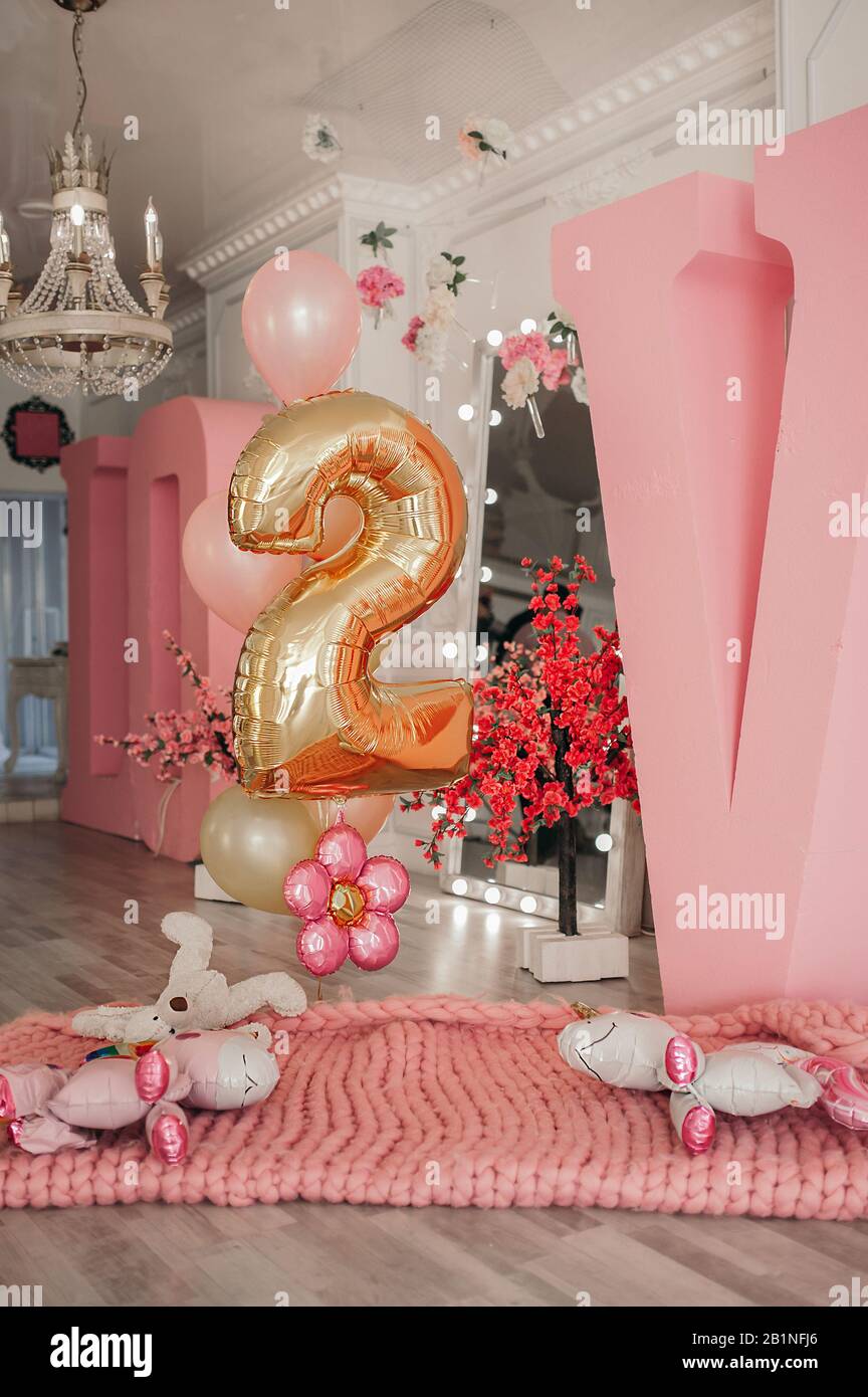 cartolina per un invito al compleanno di un bambino in onore di 2 anni in  rosa, foglio d'oro palloncino numero 2 Foto stock - Alamy