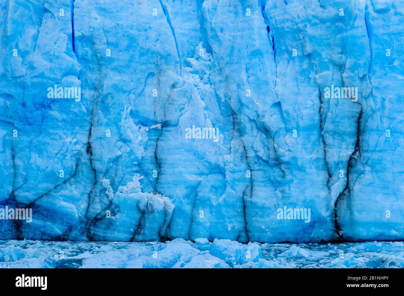 PARCO Nazionale LOS GLACIARES, ARGENTINA - CIRCA FEBBRAIO 2019: Primo piano del ghiacciaio Perito Moreno, un famoso punto di riferimento all'interno della Nazione Los Glaciares Foto Stock