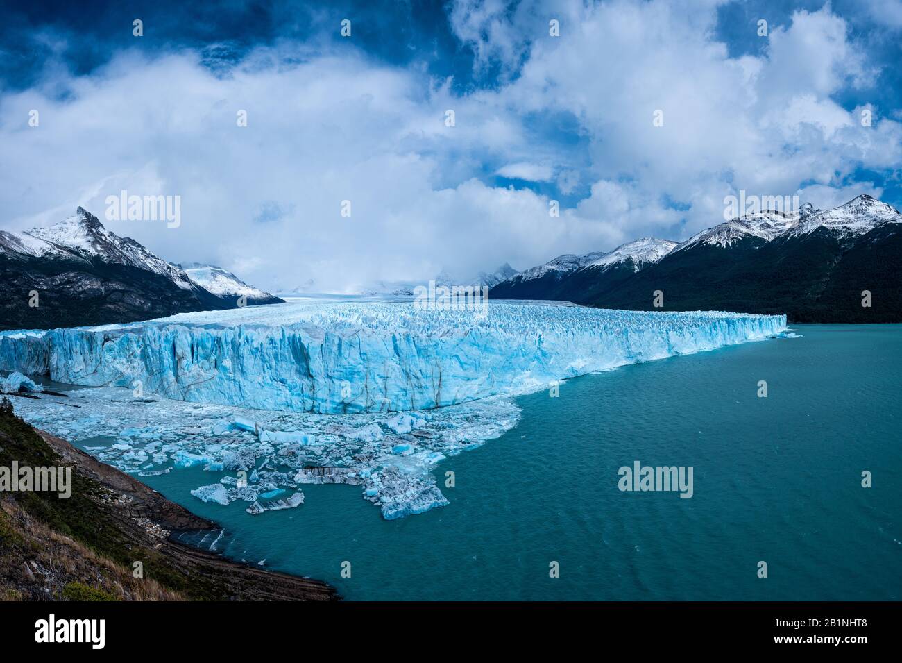 PARCO Nazionale LOS GLACIARES, ARGENTINA - CIRCA FEBBRAIO 2019: Vista del ghiacciaio Perito Moreno, un famoso punto di riferimento all'interno del Los Glaciares National P. Foto Stock PARCO Nazionale LOS GLACIARES, ARGENTINA - CIRCA FEBBRAIO 2019: Vista del ghiacciaio Perito Moreno, un famoso punto di riferimento all'interno del Los Glaciares National P. Foto Stock