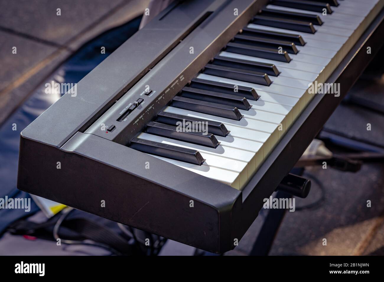 La tastiera del sintetizzatore Busker si ostruisce all'aperto Foto Stock
