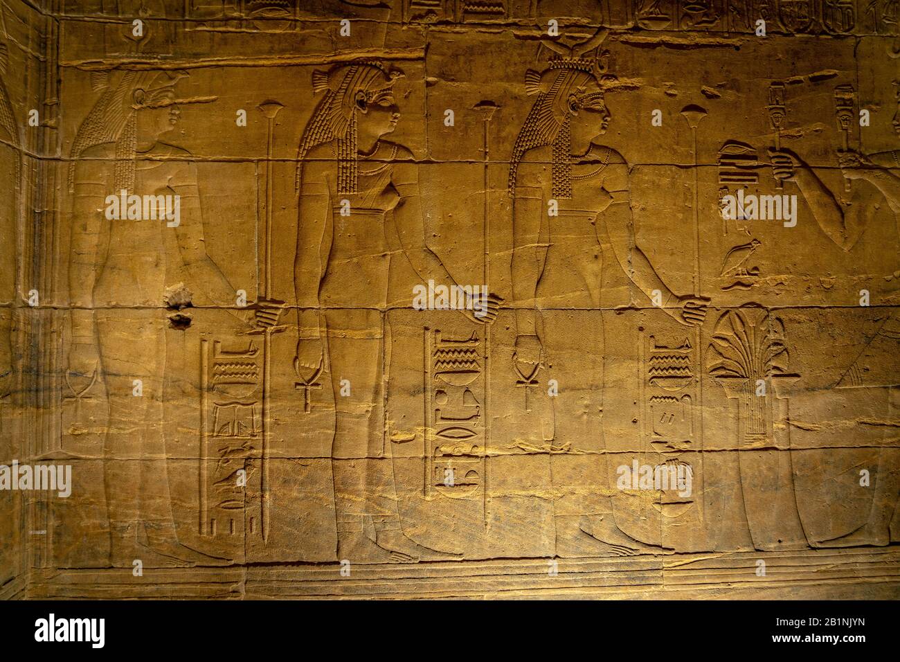 Antichi disegni all'interno del Tempio di Iside ad Assuan, Egitto Foto Stock