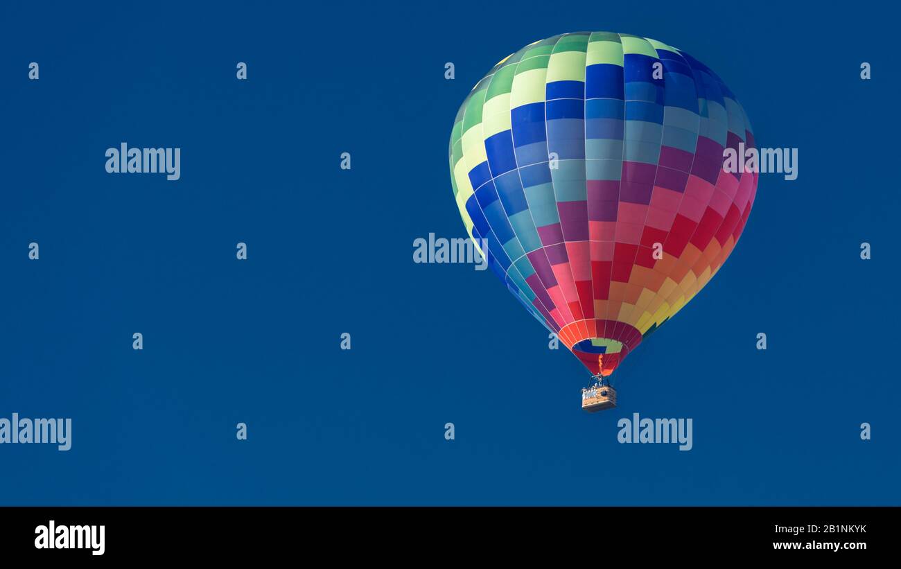 cielo blu classico con palloncino colorato Foto Stock
