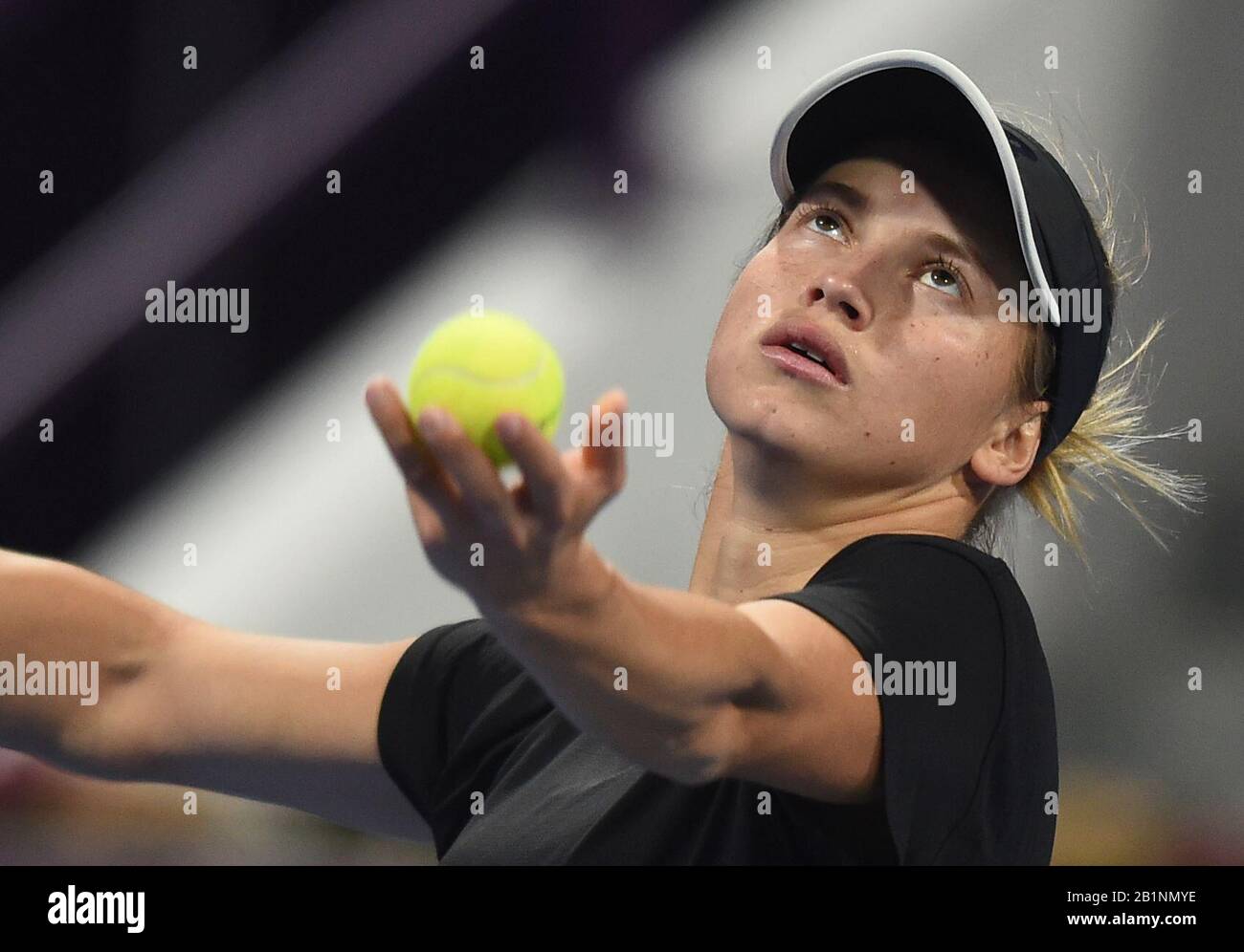 Doha, Qatar. 26th Feb, 2020. Yulia Putintseva del Kazakhstan serve durante il terzo round match femminile contro Belinda Bencic della Svizzera al 2020 WTA Qatar Open a Doha, Qatar, 26 febbraio 2020. Credito: Nikku/Xinhua/Alamy Live News Foto Stock