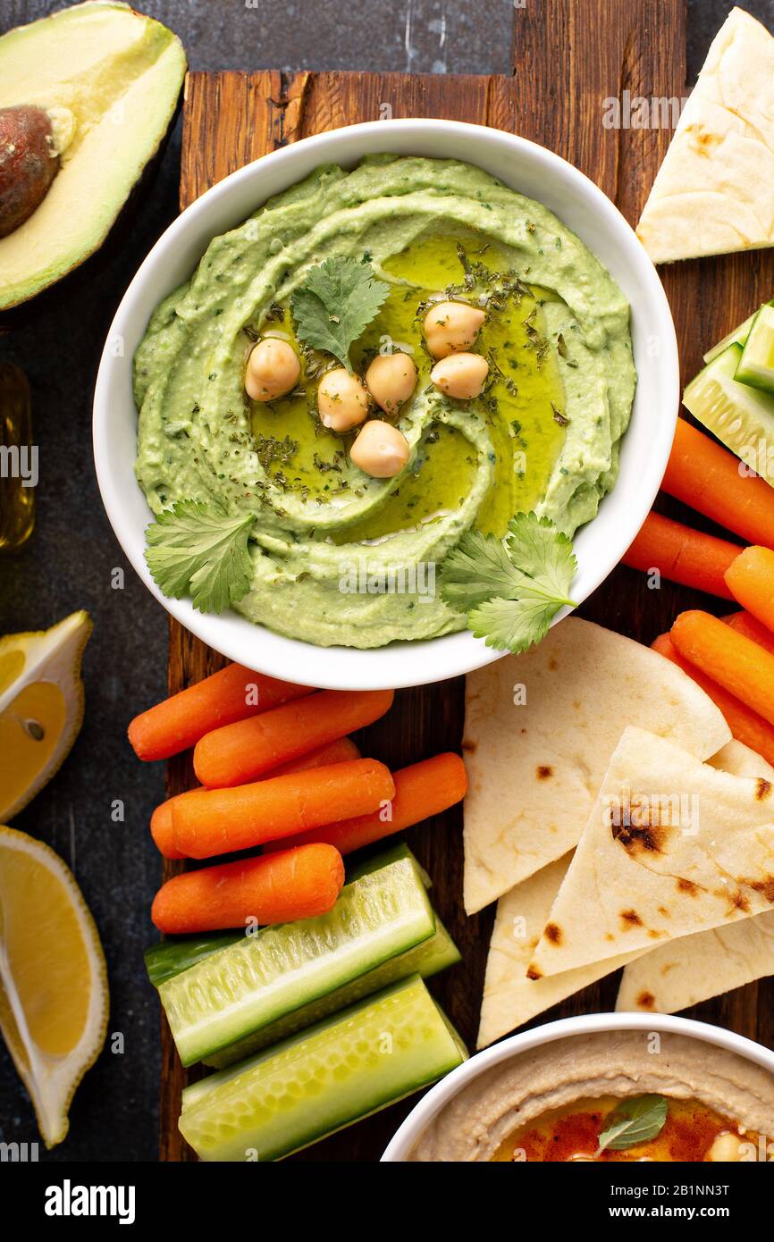 Hummus coriandolo avocado fatto in casa Foto Stock