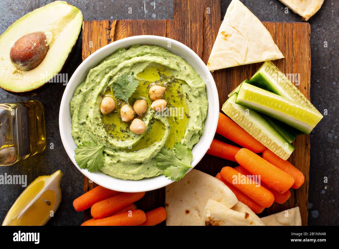 Hummus coriandolo avocado fatto in casa Foto Stock