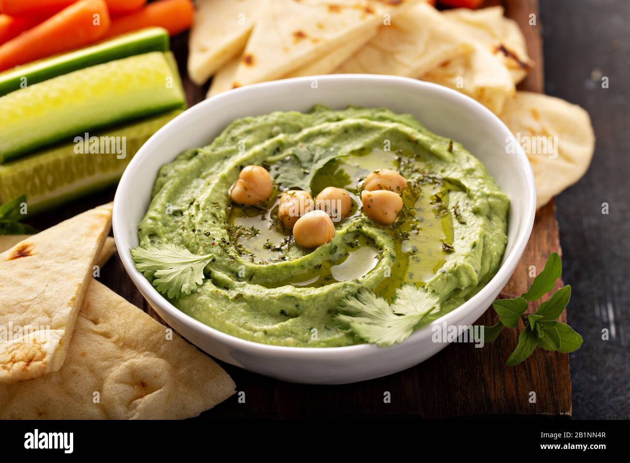 Hummus coriandolo avocado fatto in casa Foto Stock