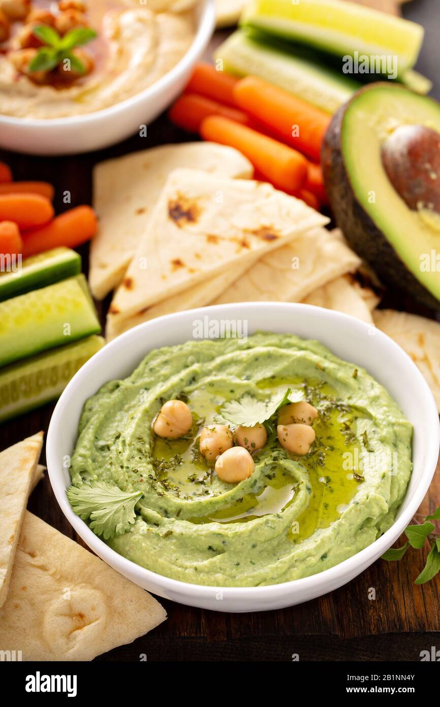 Hummus coriandolo avocado fatto in casa Foto Stock