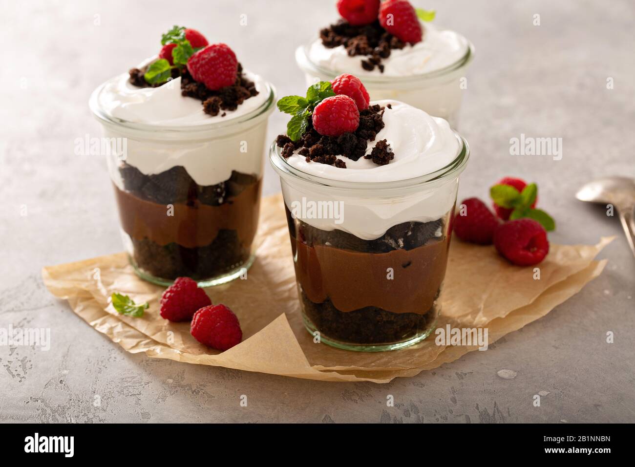 Dessert a strati di cioccolato in un vasetto Foto Stock