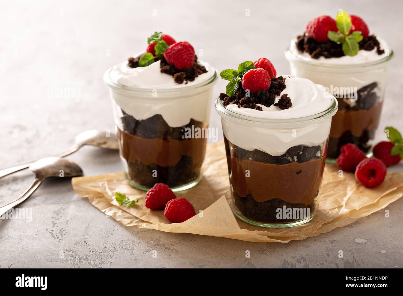 Dessert a strati di cioccolato in un vasetto Foto Stock