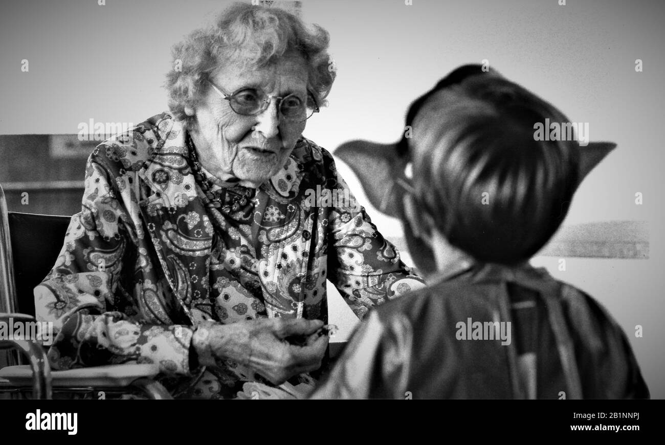 Nonna che parla con il suo grande nipote della vita come vive in una struttura di assistenza assistita per il invecchiato Foto Stock