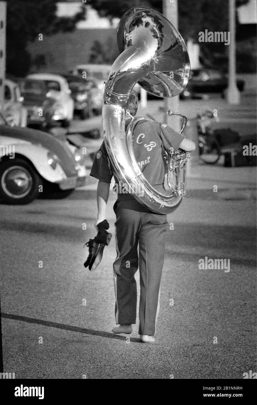 Andare a casa dopo la band pratica per la Rose Parade a Pasadena ogni anno mal piedi e strumento musicale Foto Stock