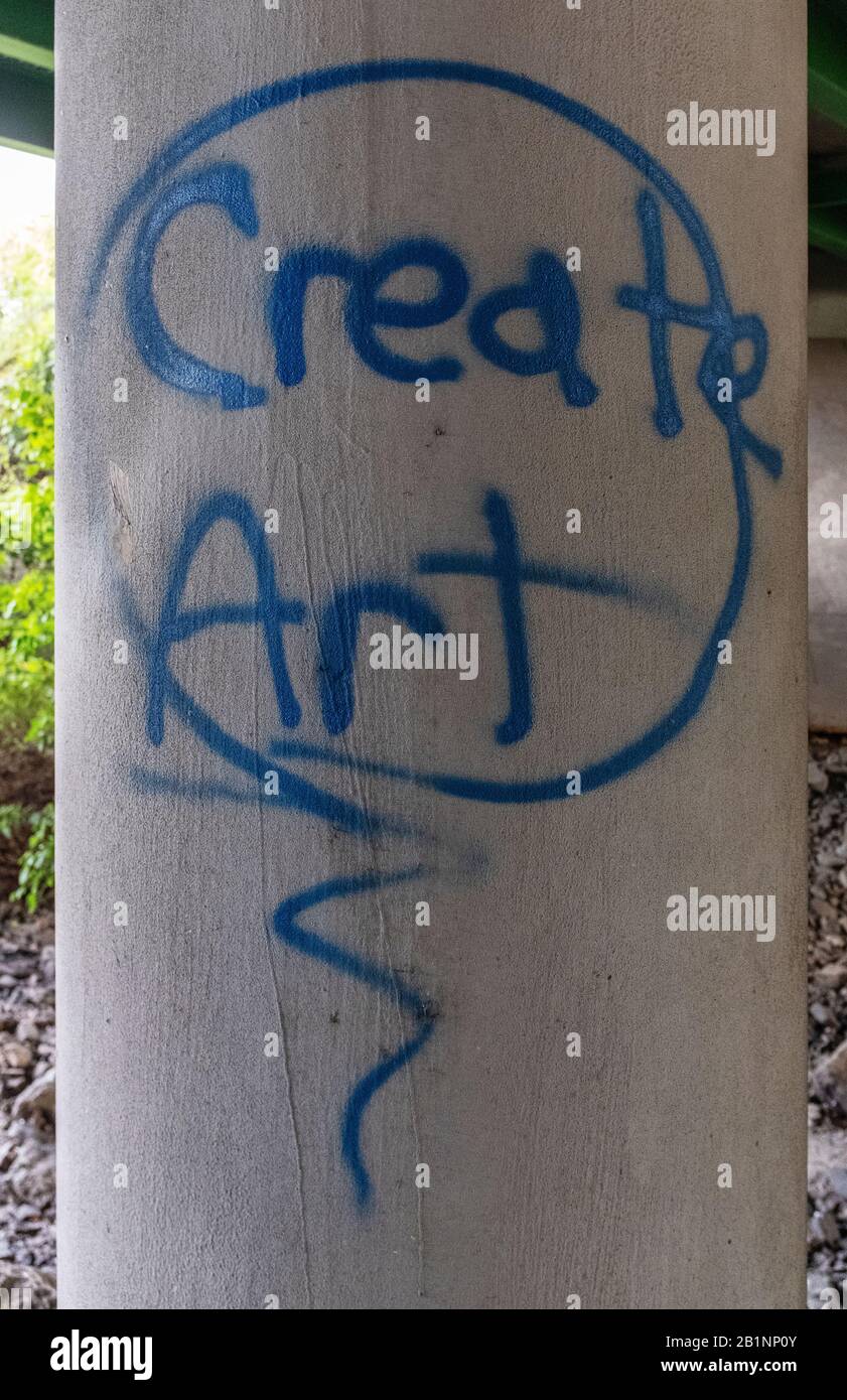 Graffiti "Crea arte" sotto l'autostrada a Symrna, Tennessee Foto Stock
