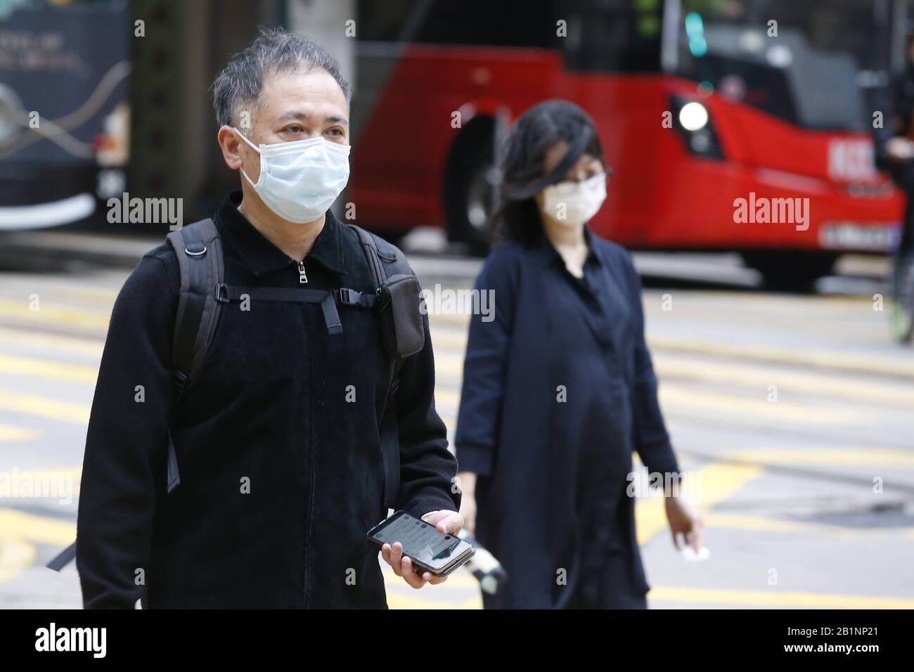 Hong Kong, HONG KONG. 27th Feb, 2020. Persone mostrate indossare maschere per proteggersi dal Coronavirus (Covid-19) a Hong Kong. Si ritiene che il virus sia iniziato in un mercato animale vivo a Wuhan, in Cina. Credit: David Mcintyre/Zuma Wire/Alamy Live News Foto Stock