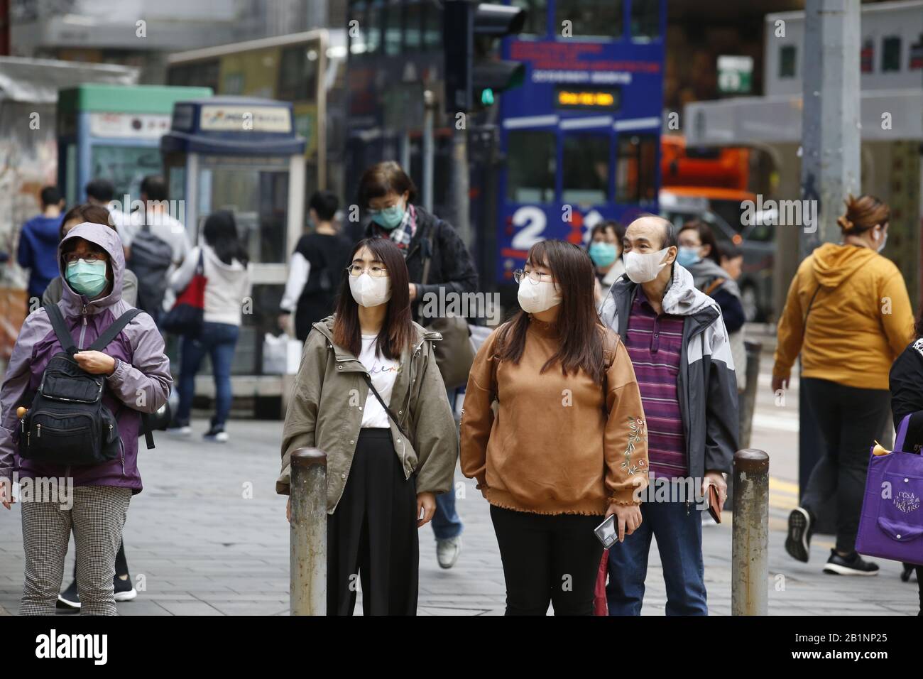 Hong Kong, HONG KONG. 27th Feb, 2020. Persone mostrate indossare maschere per proteggersi dal Coronavirus (Covid-19) a Hong Kong. Si ritiene che il virus sia iniziato in un mercato animale vivo a Wuhan, in Cina. Credit: David Mcintyre/Zuma Wire/Alamy Live News Foto Stock