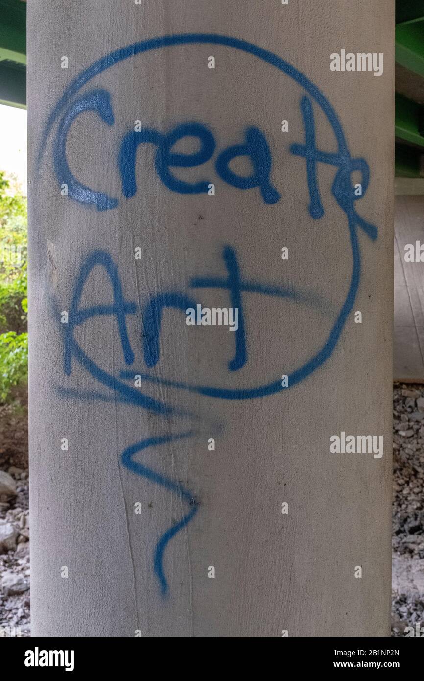 Graffiti "Crea arte" sotto l'autostrada a Symrna, Tennessee Foto Stock