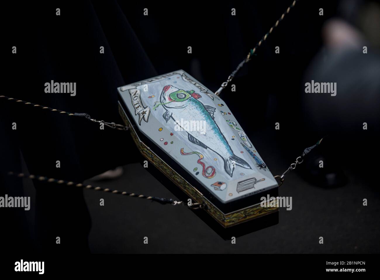 Bara della sardina portata dai membri della sepoltura della Confraternita Sardina. La processione della Sardina, che si svolge a Madrid, è una tradizione spagnola secolare resa famosa da un dipinto dell'artista spagnolo Francisco de Goya chiamato ‘La Sepoltura della Sardine'. Segna la fine delle celebrazioni del Carnevale e l'inizio della Quaresima 40 giorni prima della Pasqua. Consiste in una processione che parodie un funerale in cui una figura simbolica di una sardina nella sua bara è bruciata. La festa si svolge ogni mercoledì delle Ceneri e simboleggia la sepoltura del passato e la rinascita della società. Foto Stock