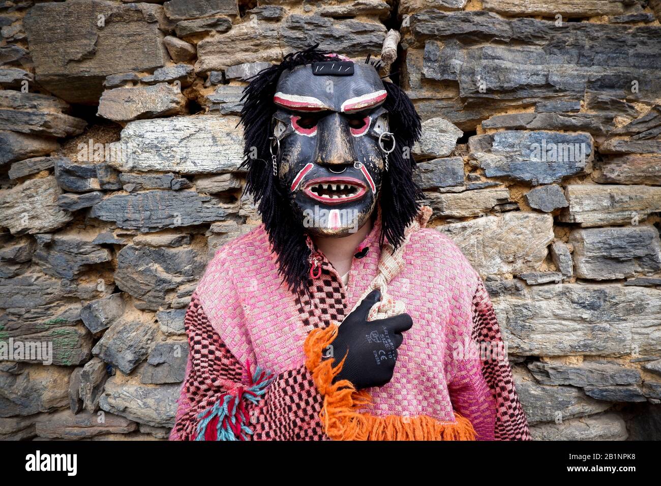 Un rivelatore vestito come un diavolo pone per un ritratto durante il Carnevale di Vila Boa de Ousilhão.Vila Boa de Ousilhão è un piccolo villaggio perso nelle montagne di Trás-os-Montes che mantiene la vecchia tradizione di celebrare il carnevale (Entrudo). I rivelatori indossano maschere di diavolo fatte di legno e vagano il villaggio in cerca di divertimento. Credit: Sopa Images Limited/Alamy Live News Foto Stock