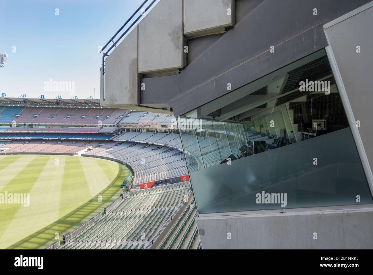 Una delle trasmissioni con commento televisivo e radiofonico al Melbourne Cricket Ground (MCG), mentre il campo è in fase di readied per una partita di cricket test Foto Stock